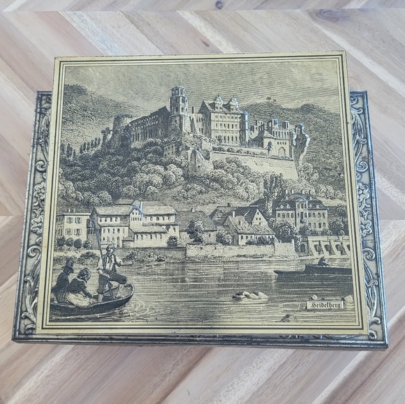 2 Vintage Embossed Tin Boxes - Rembrandt, Old World Castle, Europe, Musketeers - Picture 2 of 13